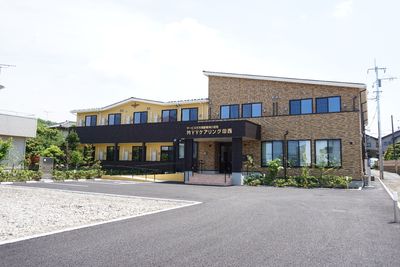 明るい外観の施設エントランス