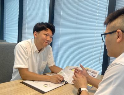 会話するスタッフ