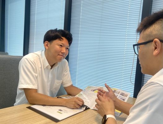 会話するスタッフ