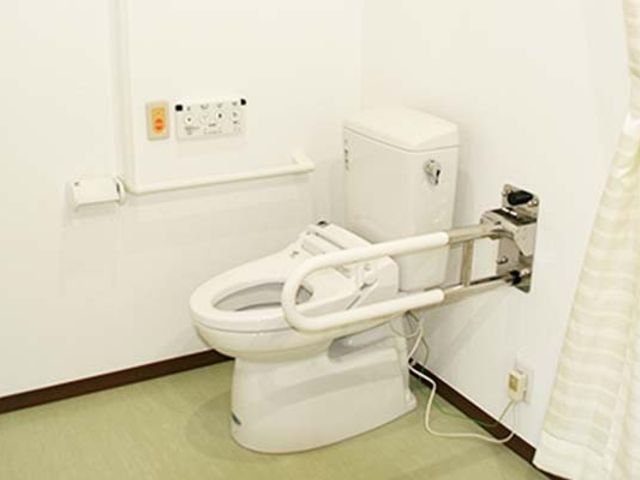 安心のバリアフリー設備トイレ トイレ 手すりが設置された清潔なトイレです。介助が必要な方でも安心してご利用いただけます。