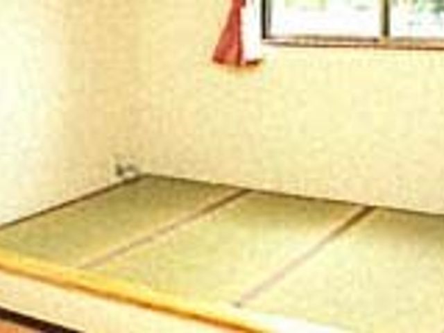 畳のある部屋 和室 落ち着いた雰囲気の和室です。自然光が入る明るい空間で、くつろぎのひとときを提供します。