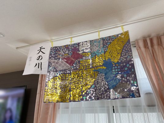 手作りタペストリーの飾り付け