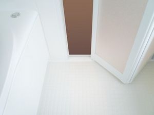 明るい廊下の出入口  