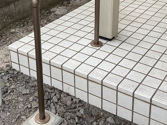 玄関前のタイル床  
