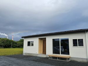 自然に囲まれた平屋の外観  
