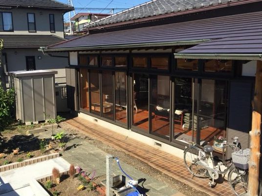 庭付きの建物外観  