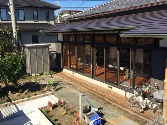 庭のある外観  