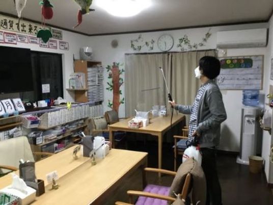 スタッフがいる多目的室  