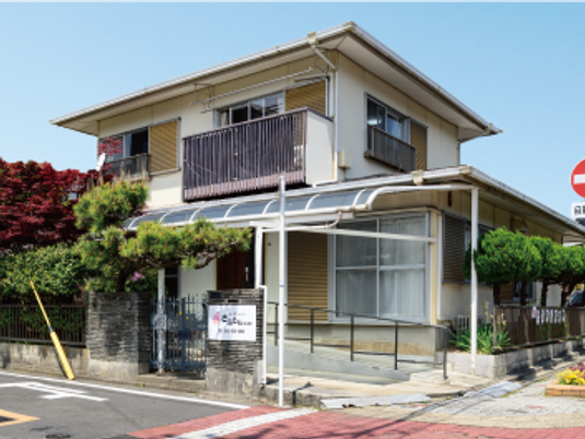 明るい外観の施設  