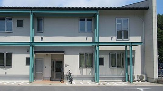 広い建物の外観