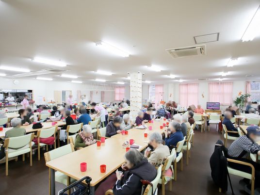 広々とした明るい食堂