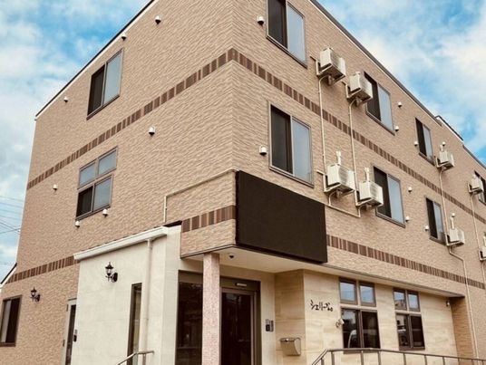 施設の外観が映る