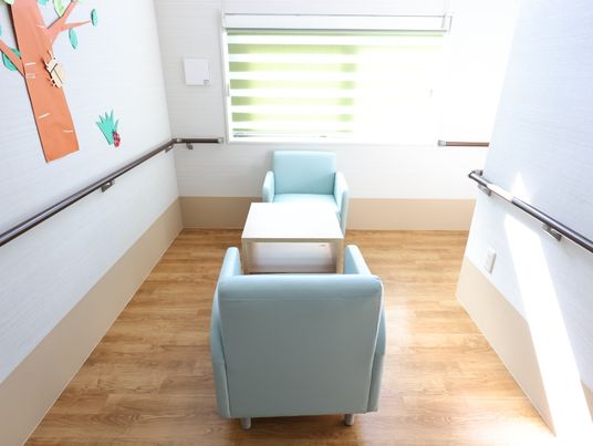 青い椅子のある休憩室