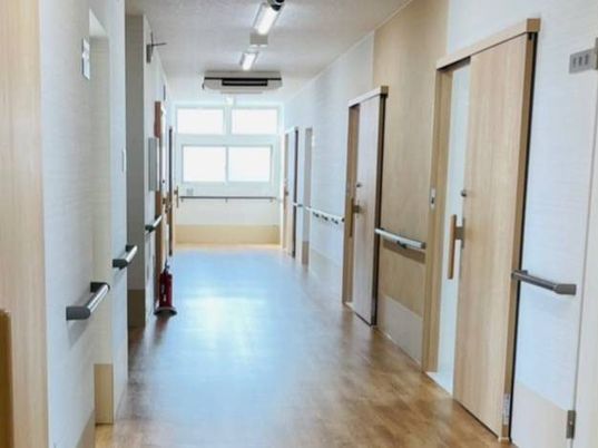 明るい廊下の景観