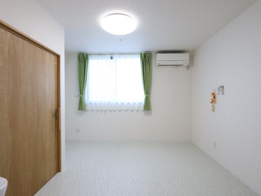 明るい居室の一角