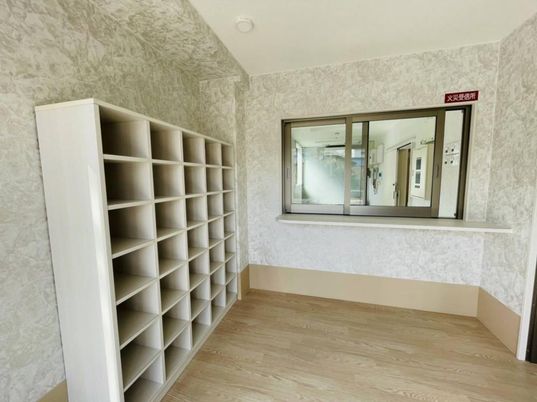 配架棚と窓のある廊下