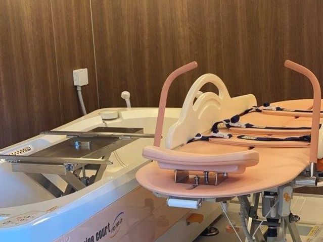 広い設備の浴室 浴室 広々とした入浴設備が整っており、介助が必要な方にも配慮された設計です。リラックスして利用できます。
