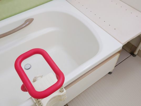 手すり付き浴槽の浴室  