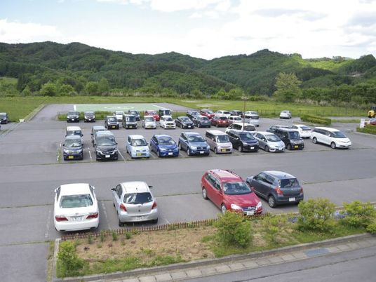 広い駐車場の外観  