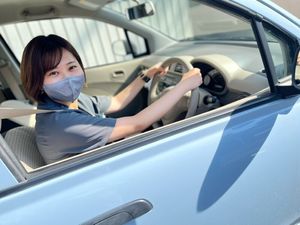 運転するスタッフ