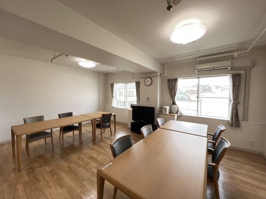 広々とした食堂の勤務地