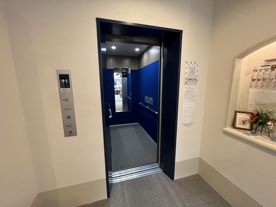 清潔なエレベーターホール