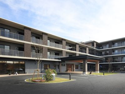 明るく広々とした施設の外観
