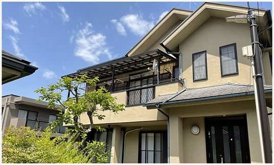 緑に囲まれた建物外観