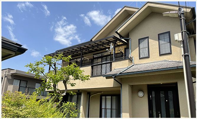 緑に囲まれた建物外観