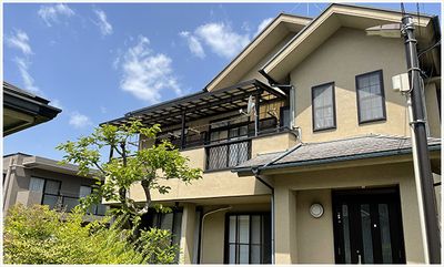 緑に囲まれた建物外観