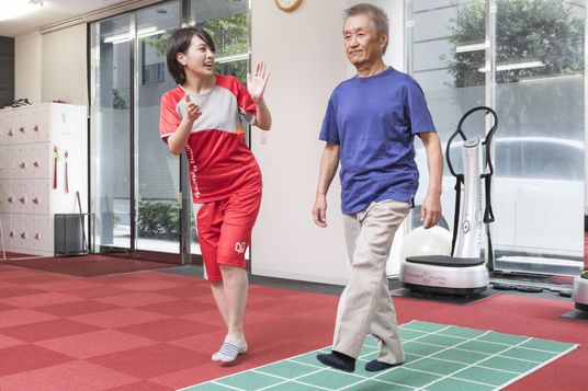 運動補助の様子 機能訓練室  