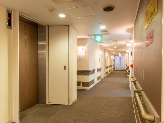 落ち着いたエレベーター前廊下