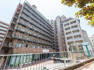 複数の高層建物と植栽の外観