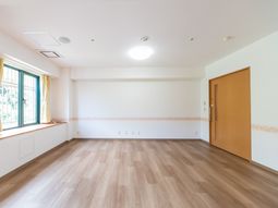 明るい居室の様子