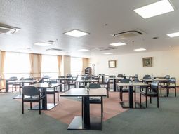 明るい広々とした食堂