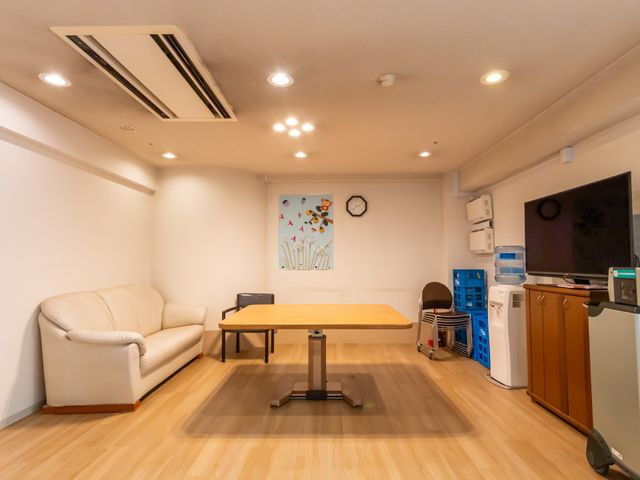 落ち着いた空間のリビング リビング 明るい空間で、ソファに座ってくつろぎながら、テレビを楽しむことができます。