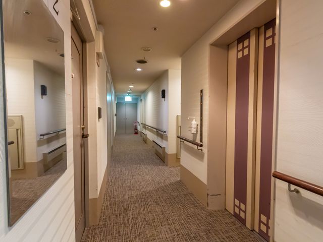 手すり付きの廊下 廊下 手すりが設置された安全な廊下です。移動がスムーズにできる環境が整っています。
