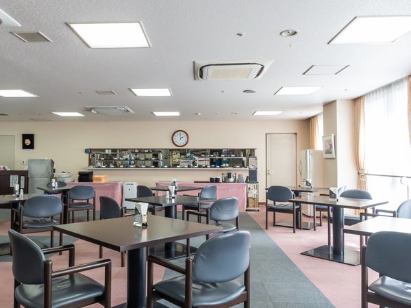 落ち着いた食事スペース
