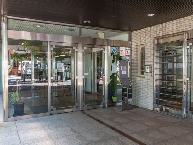 広々としたエントランス エントランス 開放的で光が差し込む明るい入口です。バリアフリー設計で出入りがしやすくなっています。