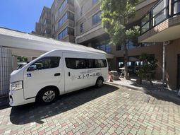 送迎車の前