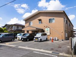 茶色の建物の外観