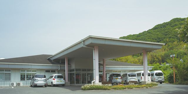 エントランスの外観 エントランス 自然に囲まれたエントランスは開放感があり、入居者の快適な毎日を予感させます。