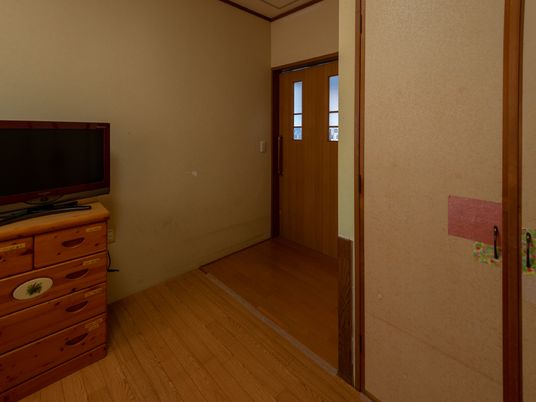 居室の一角と入口
