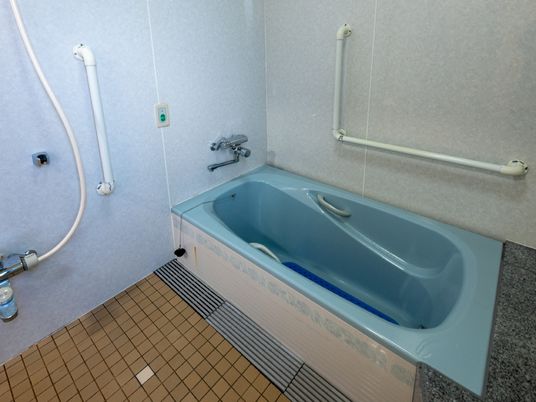 手すり付き浴槽