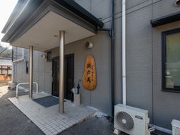 落ち着いた建物のエントランス