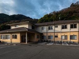 山に囲まれた施設外観