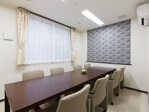 明るい会議室の長机  