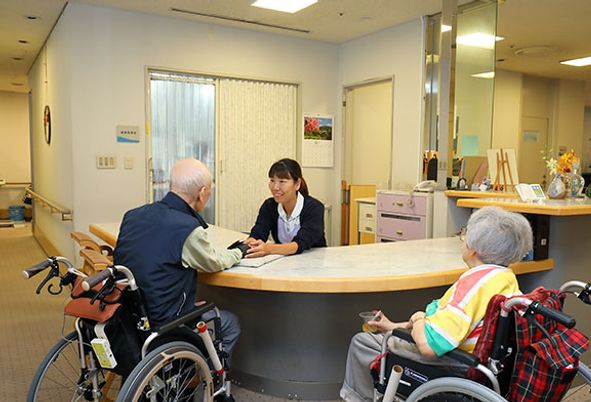 談笑する受付の様子
