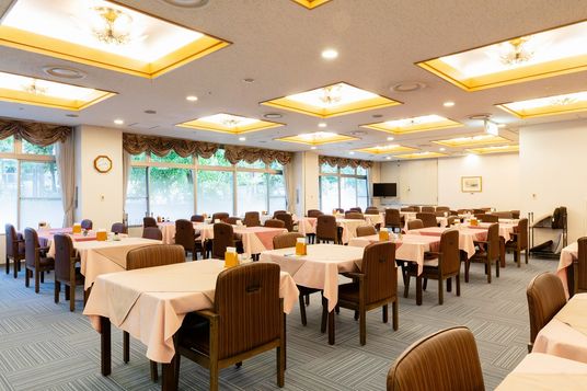 明るい広々とした食堂