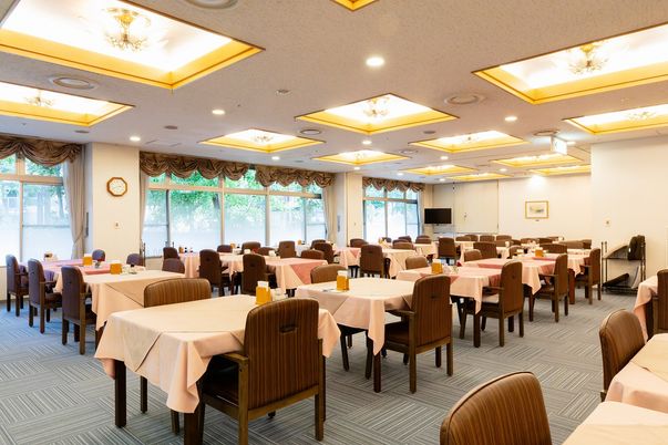 明るい広々とした食堂